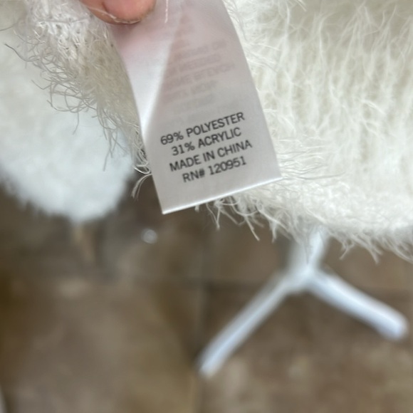 Mudd. Ladies, fuzzy white sweater size medium excellent condition super soft - Picture 6 of 8
